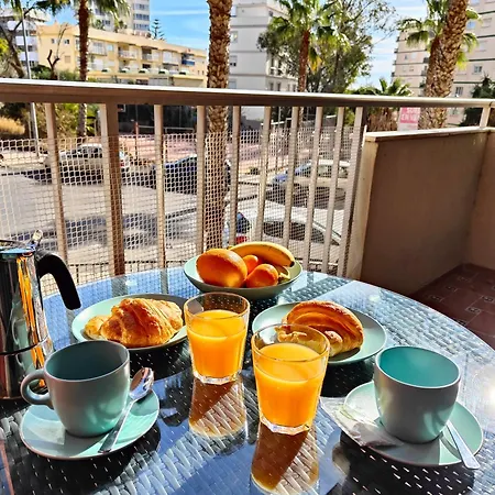 Entero, Enormes Piscinas, Terraza Y Playa