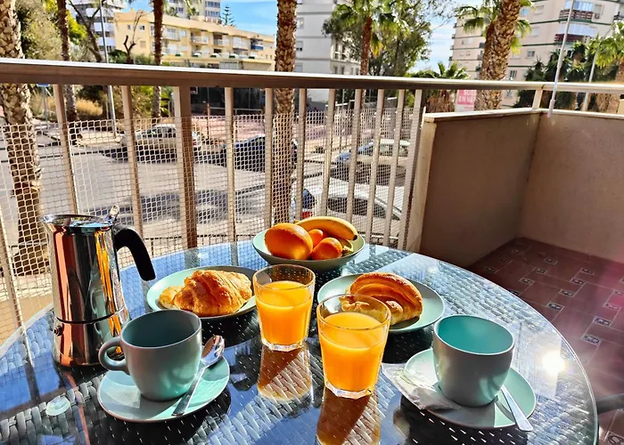 Entero, Enormes Piscinas, Terraza Y Playa
