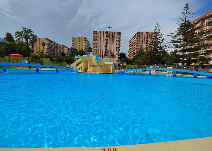 Entero, Enormes Piscinas, Terraza Y Playa